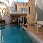 The Luxury - Next To Airport! *