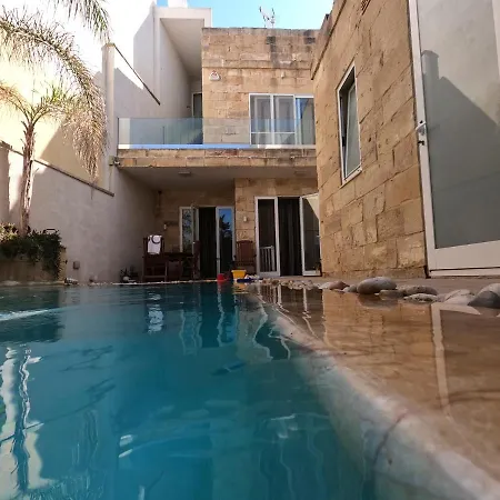 The Luxury - Next To Airport! *